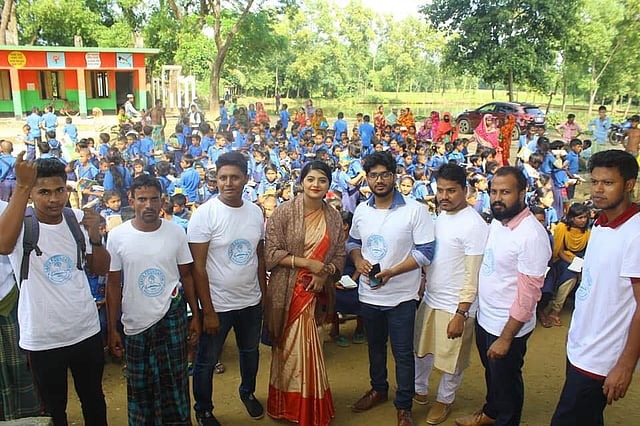 নিজের ফাউন্ডেশনের প্রতিনিধিদের সঙ্গে সালমা। ছবি: সংগৃহীত
