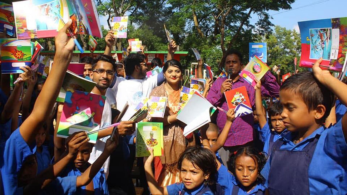 শিশুদের মাঝে সালমা। ছবি: সংগৃহীত