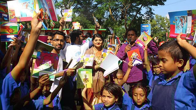 শিশুদের মাঝে সালমা। ছবি: সংগৃহীত