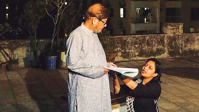 কালো জলের কাব্য নাটকের মহড়ায় আসাদুজ্জামান নূর ও অপি করিম