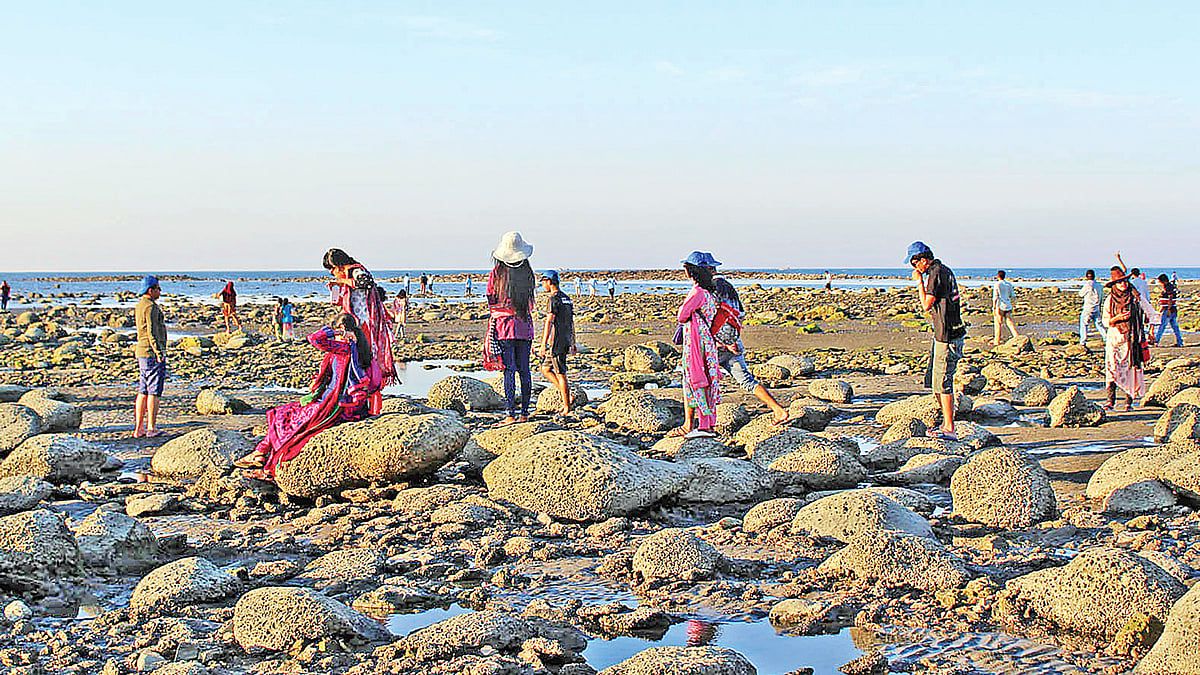 প্রতিবছর পর্যটন মৌসুমে সেন্ট মার্টিন সৈকতে দর্শনার্থীদের ভিড় লেগেই থাকে।  প্রথম আলো