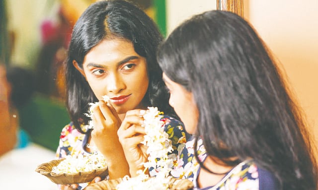 ঘরে ফুলের গন্ধে ঘুম আসবে ভালো। ছবি: কবির হোেসন