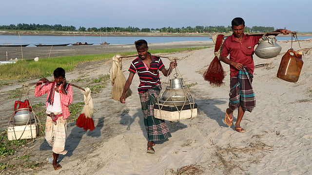 মাছ নিয়ে শহরের দিকে যাত্রা