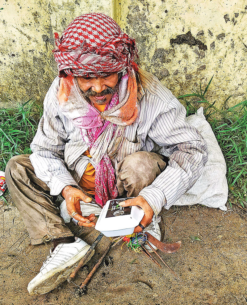পটিয়ায় এক ছিন্নমূল মানুষের হাতে খাবার তুলে দিলেন পথফুলের সদস্যরা।  সংগৃহীত