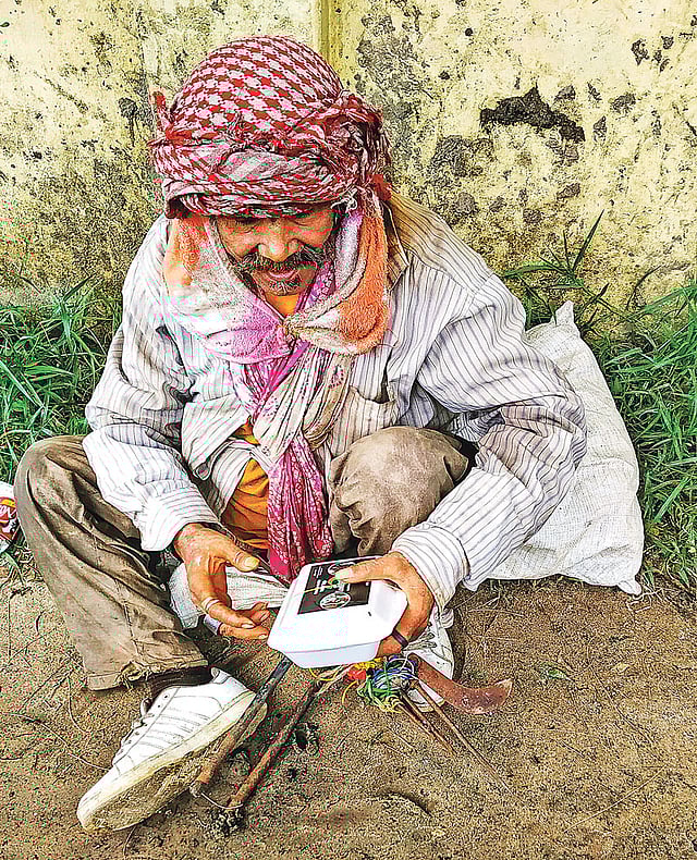 পটিয়ায় এক ছিন্নমূল মানুষের হাতে খাবার তুলে দিলেন পথফুলের সদস্যরা।  সংগৃহীত