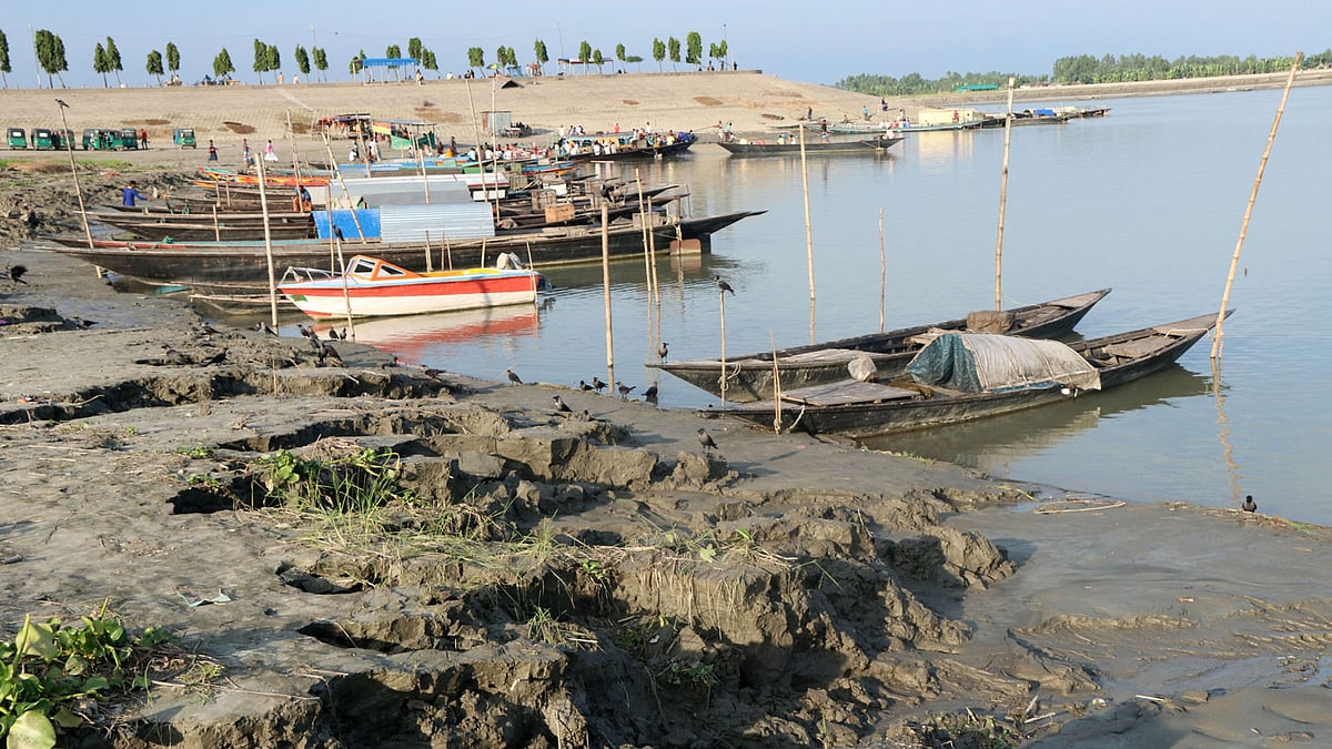 নদীর তীরে সার বাঁধা জেলেনৌকা
