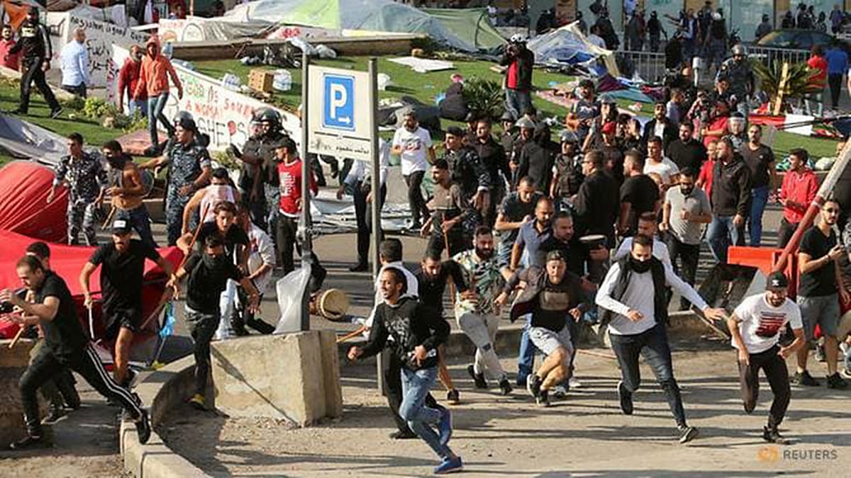 বৈরুতে সরকারবিরোধী বিক্ষোভকারীদের ওপর হামলা চালানো হলে তারা দৌড়ে পালায়। ছবি: রয়টার্স
