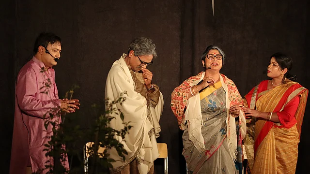 ‘ফিরে এসো’ নাটকের একটি দৃশ্য। ছবি: লেখক