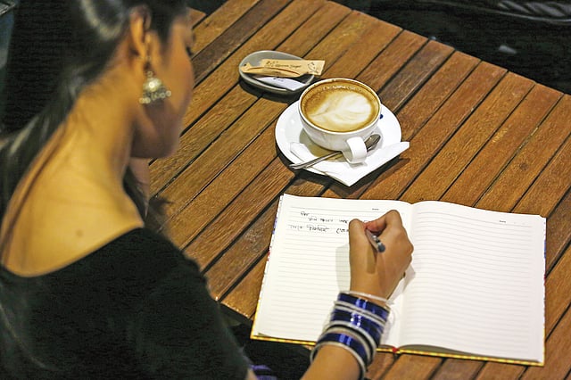 চিঠি লিখে চলেছি প্রতিদিন। মডেল: আয়েশা, ছবি: অধুনা, স্থান কৃতজ্ঞতা: আর্ট ক্যাফে