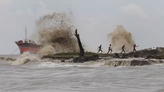 দ্রুত হারে সমুদ্রপৃষ্ঠের উচ্চতা বাড়ায় বাংলাদেশের জন্য বিপদ ঘনিয়ে আসার আশঙ্কা করা হচ্ছে। ফাইল ছবি