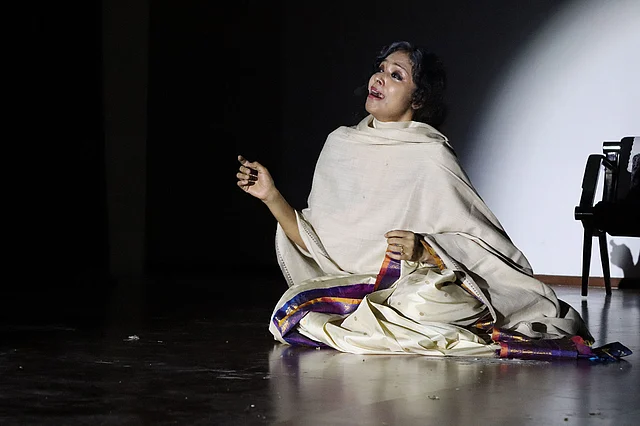 ‘রক্তিম বন্ধন’ নাটকের একটি দৃশ্য। ছবি: লেখক