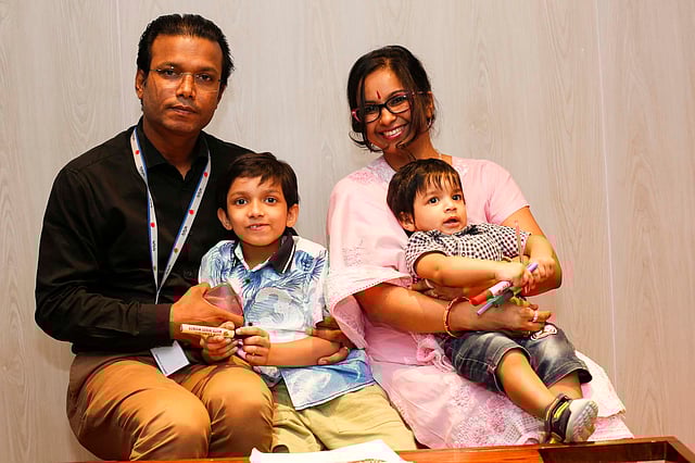 নাসির উদ্দিন ও তাঁর স্ত্রী শুভশ্রী সরকার রাজশাহীতে চারুকলা ইনস্টিটিউট থেকে পাস করেছেন। তাঁদের দুই ছেলে, সৌরদীপ্ত ও নক্ষত্র অর্চি। ছবি: হাসান রাজা।