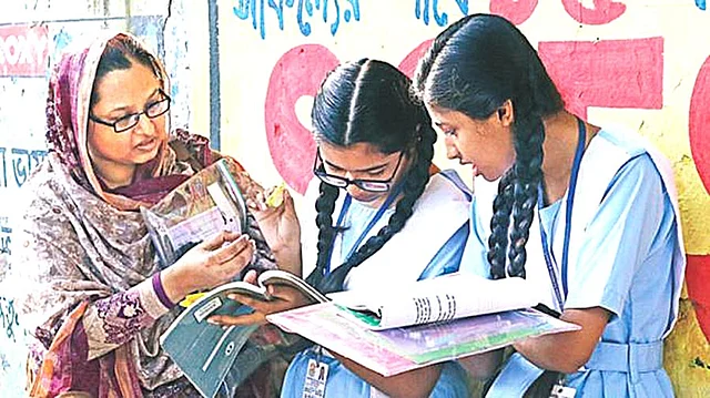 পরীক্ষার শৃঙ্খলে বন্দী শিক্ষার্থীদের জ্ঞানের মুক্ত জগতে বিচরণের সুযোগ করে দিতে হবে
