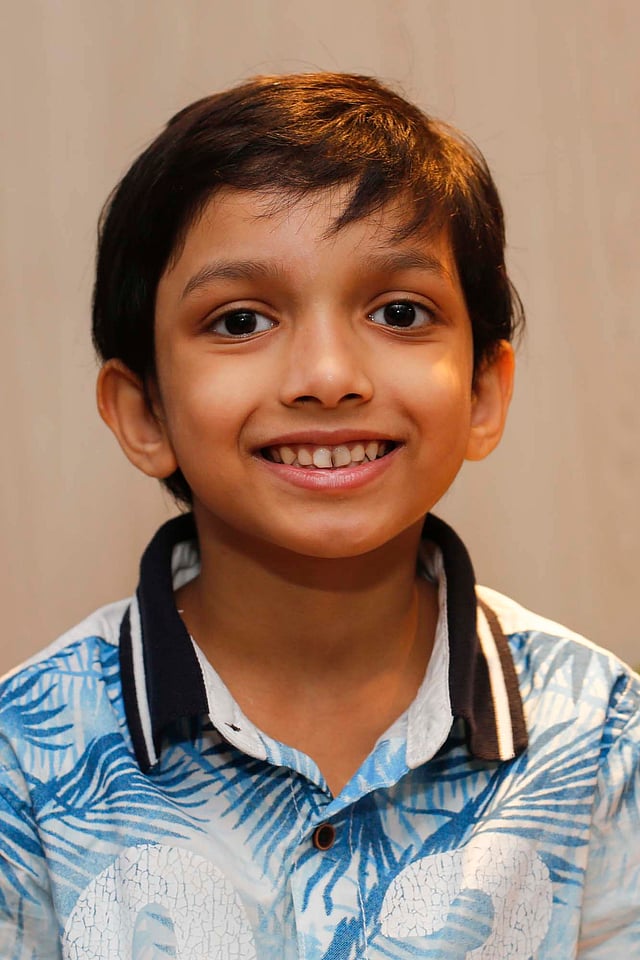 গান গাইতে বসলে সৌরদীপ্তের চেহারা ভিন্ন। তার ইংরেজি ও মেলোডি গান গাইতে ভালো লাগে। গানের কথা মুখস্থ। সুর-তালে ভুল করে ফেললে তা–ও বুঝতে পারে। ছবি: হাসান রাজা।