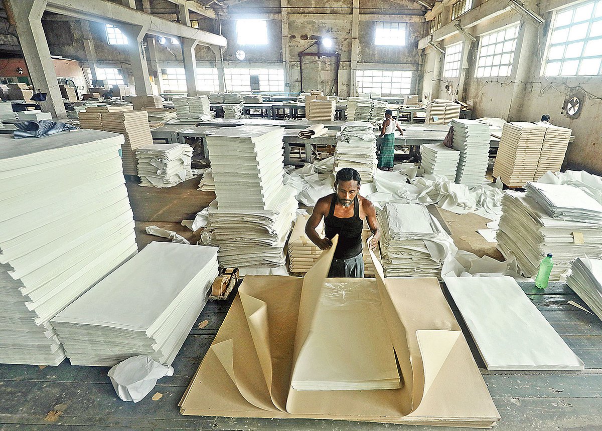 দেশে সর্বপ্রথম কাগজ তৈরির কারখানা কর্ণফুলী পেপার মিলের অবস্থা এখন জরাজীর্ণ। তারপরও এর মধ্যেই এখনো কিছু কাগজ উৎপাদন হয় এখানে। কাগজ তৈরির কাজে ব্যস্ত শ্রমিকদের ছবিটি সম্প্রতি তোলা।  সৌরভ দাশ