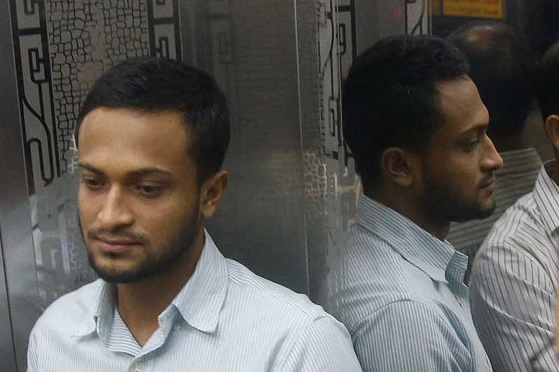 ছবির সাকিব একজনই, কিন্তু জুয়াড়িরা তাঁদের কাছে আসে নানা রূপ ধরে। ছবি: প্রথম আলো