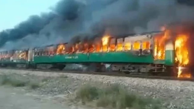 পাকিস্তানে ট্রেনে অগ্নিকাণ্ডের ঘটনায় অনন্ত ৬২ জন নিহত হয়েছেন। ছবি: রয়টার্স