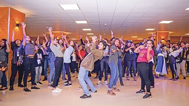 বিডি কোরিয়ান ফেস্টিভ্যাল ২০১৯ এর তরুণ–তরুণীদের নাচ। ছবি: বিডি কে ফ্যামিলির সৌজন্যে