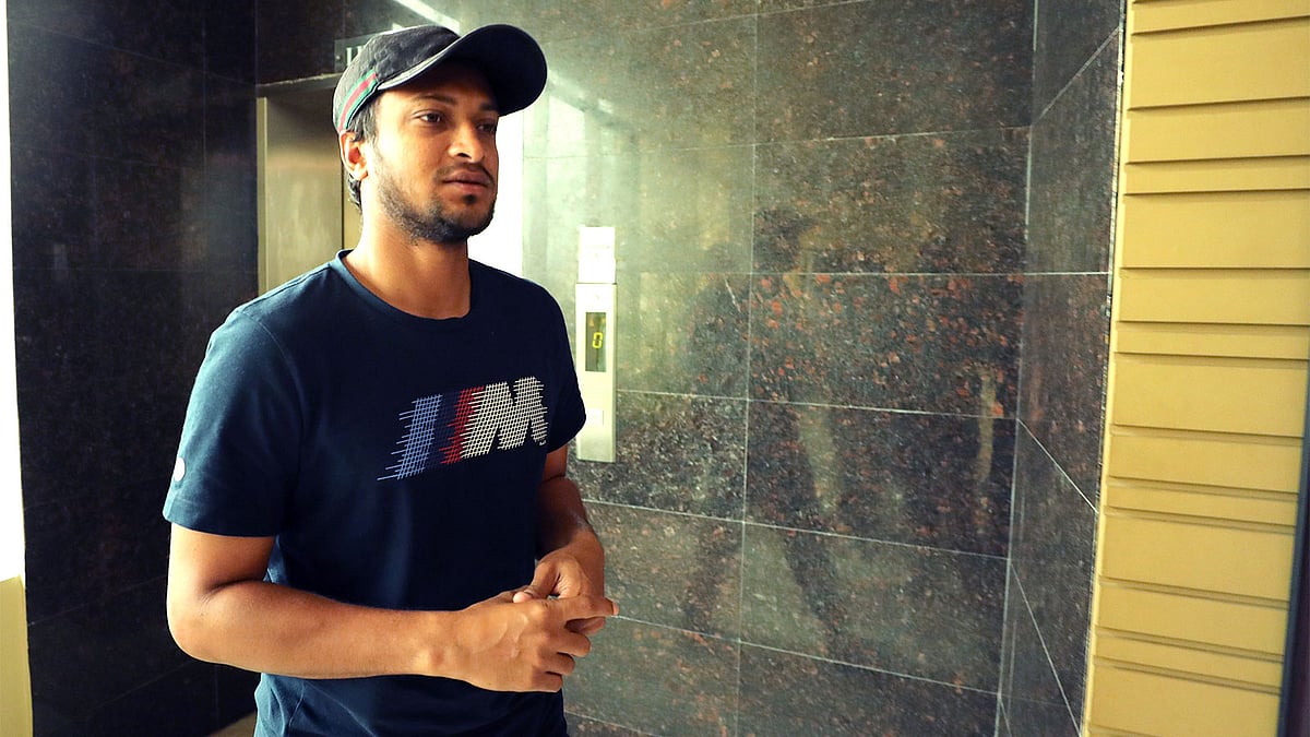 আর্থিক চুক্তিগুলোও হয়তো হারাতে হচ্ছে সাকিবের। ছবি: প্রথম আলো