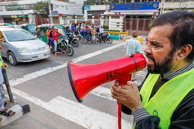 যানবাহন চালকদের ট্রাফিক আইন মানতে অনুরোধ করে মাইকিং করছেন ইলিয়াস কাঞ্চন। ছবি: দীপু মালাকার