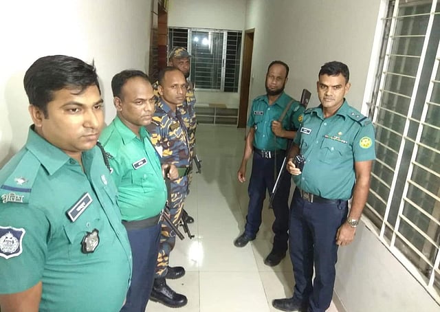 খবর পেয়ে ঘটনাস্থলে যায় পুলিশ। ০১ নভেম্বর, ধানমন্ডি, ঢাকা। ছবি: প্রথম আলো