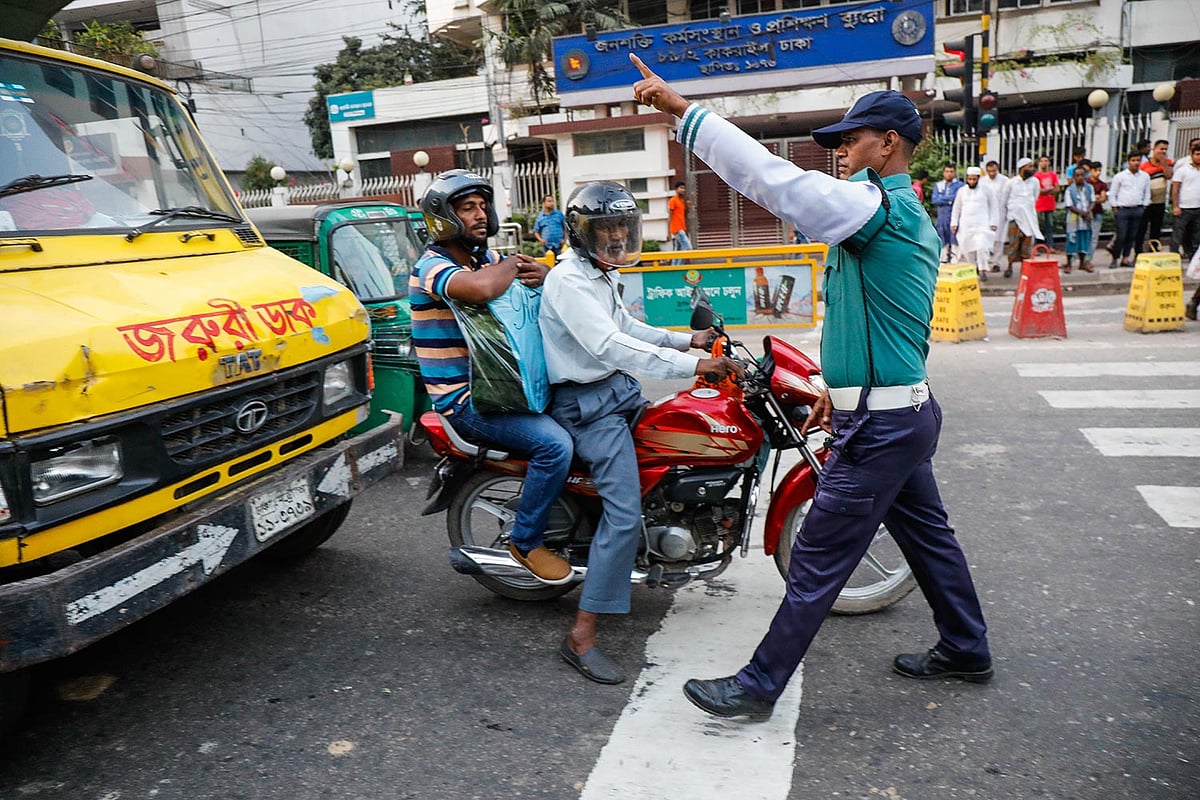 কাকরাইলে ট্রাফিক সিগন্যাল পাওয়া সত্ত্বেও নির্দিষ্ট সীমানা পেরিয়ে দাঁড়িয়েছিলেন এই মোটরসাইকেল চালক। পরে ট্রাফিক পুলিশ তাঁকে ট্রাফিক আইন মানতে বলেন। ছবি: দীপু মালাকার