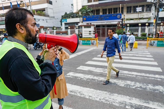 নতুন আইন নিয়ে জনসচেতনতামূলক কর্মসূচি পালন করেন ইলিয়াস কাঞ্চন ও তাঁর সংগঠন ‘নিরাপদ সড়ক চাই’। কাকরাইল, ঢাকা, ১ নভেম্বর। ছবি: দীপু মালাকার