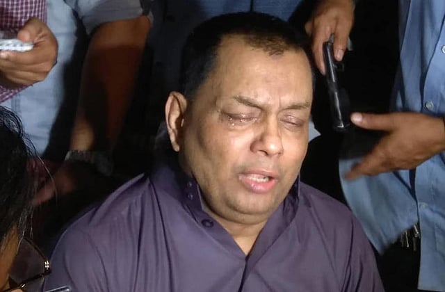 শিল্পপতি মনির উদ্দিন কান্নায় ভেঙে পড়েন। ধানমন্ডি, ঢাকা, ১ নভেম্বর। ছবি: প্রথম আলো