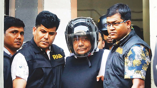 অভিযান শেষে কাউন্সিলর ময়নুল হক মনজুকে ৩৯ নম্বর ওয়ার্ড কার্যালয় থেকে নিয়ে যাচ্ছে র‍্যাব। গতকাল রাজধানীর টিকাটুলীতে।  প্রথম আলো
