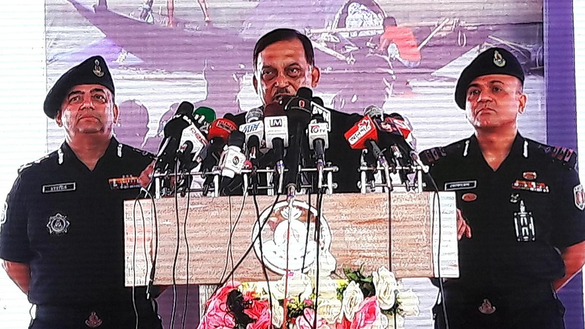 সুন্দরবনকে দস্যুমুক্ত ঘোষণার বর্ষপূর্তি অনুষ্ঠানে বক্তৃতা করেন স্বরাষ্ট্রমন্ত্রী আসাদুজ্জামান খান। শেখ হেলাল উদ্দীন স্টেডিয়াম, বাগেরহাট, ১ নভেম্বর। ছবি: সংগৃহীত