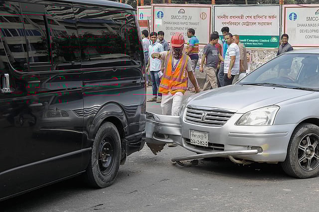 বেপরোয়া চলাচলের কারণে ঘটেছে ছোট-খাট দুর্ঘটনাও। শাহবাগ, ১ নভেম্বর। ছবি: শুভ্র কান্তি দাশ
