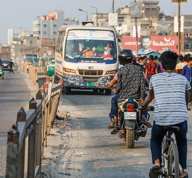 রাস্তা ফাঁকা থাকা সত্ত্বেও উল্টো পথে চলছে বাইসাইকেল ও মোটরসাইকেল। বাবু বাজার সেতু, ১ নভেম্বর। ছবি: দীপু মালাকার
