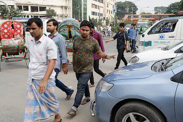 শাহবাগে জেব্রা ক্রসিং বাদ দিয়ে পথচারীরা সড়ক পার হচ্ছেন। ছবি: শুভ্র কান্তি দাশ