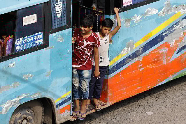 চালকের সহকারী হিসেবে কাজ করছে দুই শিশু। ছবি: শুভ্র কান্তি দাশ