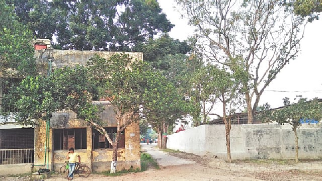 বিদ্যালয়ের ১০ হাত দূরে গ্যাস সিলিন্ডার ডিপো স্থাপন করা হয়েছে।  প্রথম আলো
