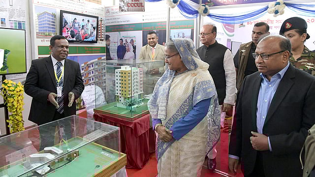 প্রধানমন্ত্রী শেখ হাসিনা জাতীয় সমবায় দিবস উদ্‌যাপন ও জাতীয় সমবায় পুরস্কার প্রদান অনুষ্ঠানে সমবায়ীদের স্থাপিত বিভিন্ন স্টল ঘুরে দেখেন। বঙ্গবন্ধু আন্তর্জাতিক সম্মেলন কেন্দ্র, ঢাকা, ২ নভেম্বর। ছবি: পিআইডি