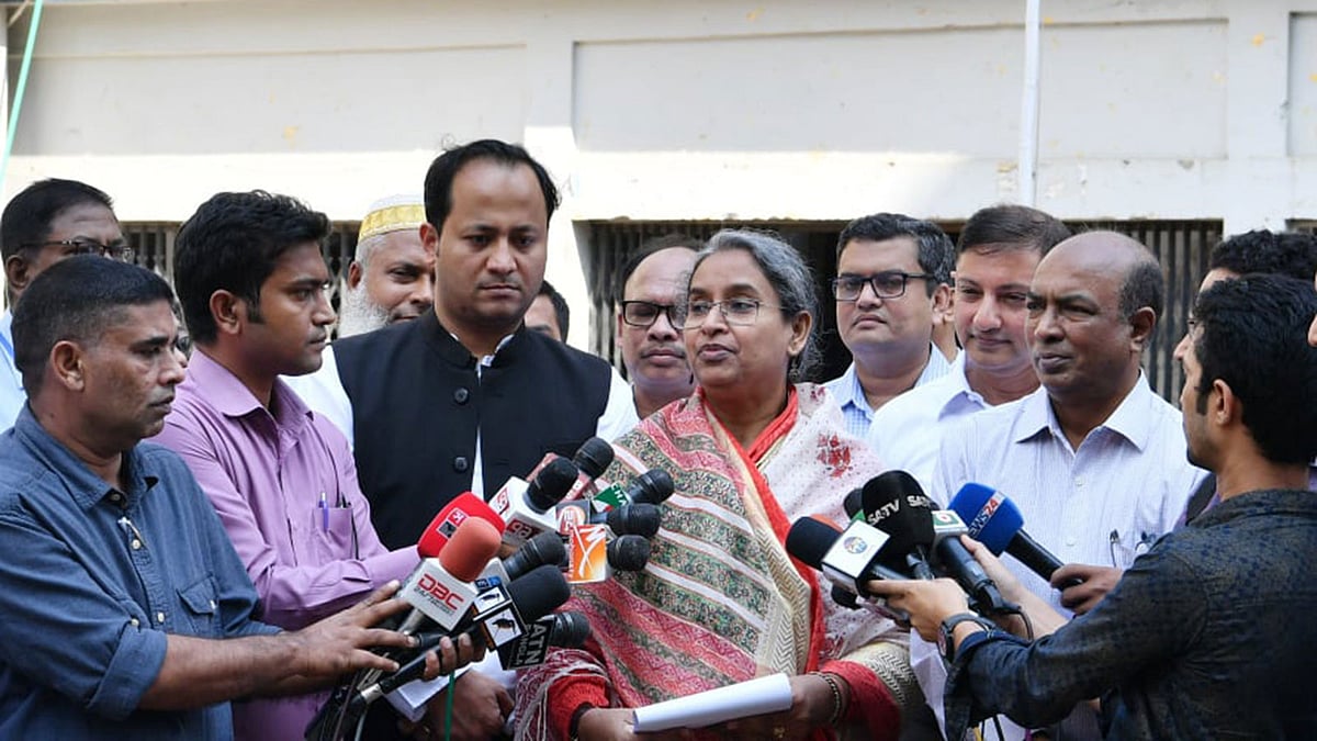 ঢাকার অদূরে কেরানীগঞ্জের জিঞ্জিরা পিএম পাইলট উচ্চ মাধ্যমিক বিদ্যালয়ে জেএসসি পরীক্ষার কেন্দ্র পরিদর্শন শেষে সাংবাদিকদের সঙ্গে কথা বলেন শিক্ষামন্ত্রী দীপু মনি। ছবি: সংগৃহীত