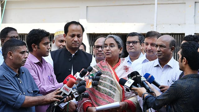 ঢাকার অদূরে কেরানীগঞ্জের জিঞ্জিরা পিএম পাইলট উচ্চ মাধ্যমিক বিদ্যালয়ে জেএসসি পরীক্ষার কেন্দ্র পরিদর্শন শেষে সাংবাদিকদের সঙ্গে কথা বলেন শিক্ষামন্ত্রী দীপু মনি। ছবি: সংগৃহীত