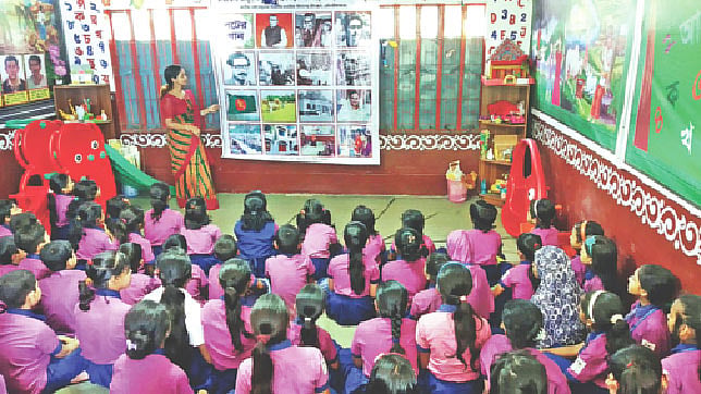 পটের গান শোনাচ্ছেন শিক্ষক; শুনছে শিক্ষার্থীরা। সম্প্রতি মৌলভীবাজারের শ্রীমঙ্গলের চন্দ্রনাথ সরকারি প্রাথমিক বিদ্যালয়ে। ছবি: প্রথম আলো