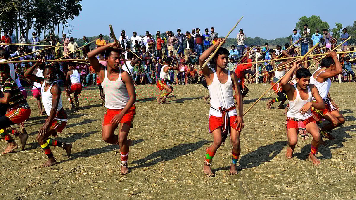 ফুলবাড়িয়ার কুশমাইল গ্রামে সম্প্রতি হওয়া একটি লাঠিখেলার দৃশ্য। ছবি: লেখক