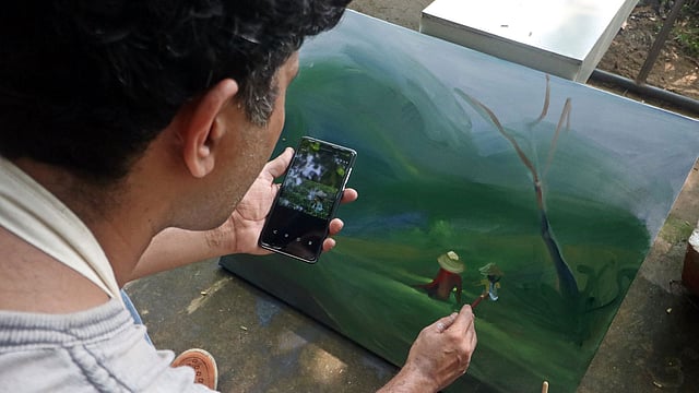 চা-বাগানের টিলার ওপর থেকে মোবাইল ফোনে ছবি তুলে নিয়ে আসার পর ছবি আঁকা