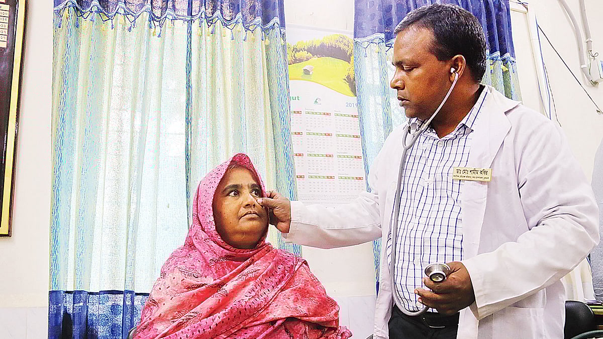চুয়াডাঙ্গা সদর হাসপাতালে নিজের কক্ষে রোগী দেখছেন আরএমও শামীম কবির। গত বৃহস্পতিবার সকালে।  ছবি: প্রথম আলো