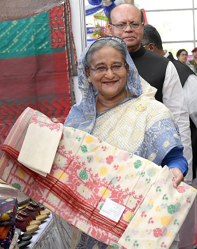 প্রধানমন্ত্রী শেখ হাসিনা জাতীয় সমবায় দিবস উদ্‌যাপন ও জাতীয় সমবায় পুরস্কার প্রদান অনুষ্ঠানে সমবায়ীদের স্থাপিত বিভিন্ন স্টল ঘুরে দেখেন। বঙ্গবন্ধু আন্তর্জাতিক সম্মেলন কেন্দ্র, ঢাকা, ২ নভেম্বর। ছবি: পিআইডি