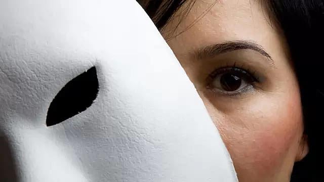 মনোবিজ্ঞানীরা বলছেন মিথ্যা চিহ্নিত করতে প্রায়ই ভুল করি আমরা। ছবি: বিবিসির সৌজন্যে