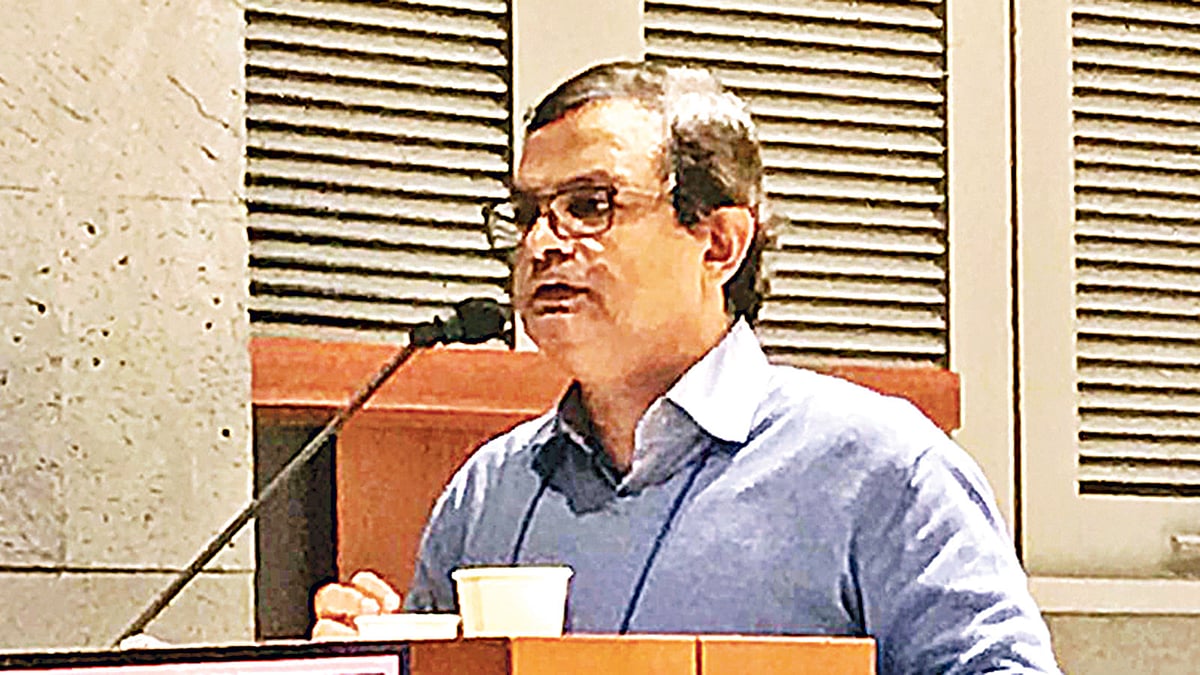 বক্তৃতা দিচ্ছেন জাকির হোসেন। ছবি: সংগৃহীত