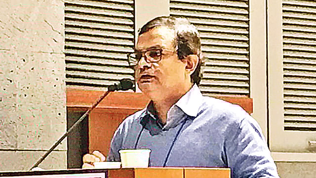 বক্তৃতা দিচ্ছেন জাকির হোসেন।  ছবি: সংগৃহীত