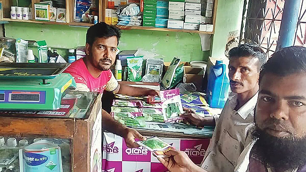 ছিলেন কৃষক, সেখান থেকে উদ্যোক্তা হয়েছেন শেখ মঞ্জুর রহমান (বাঁয়ে)। সম্প্রতি খুলনার ডুমুরিয়ায় নিজের দোকানে। ছবি: প্রথম আলো