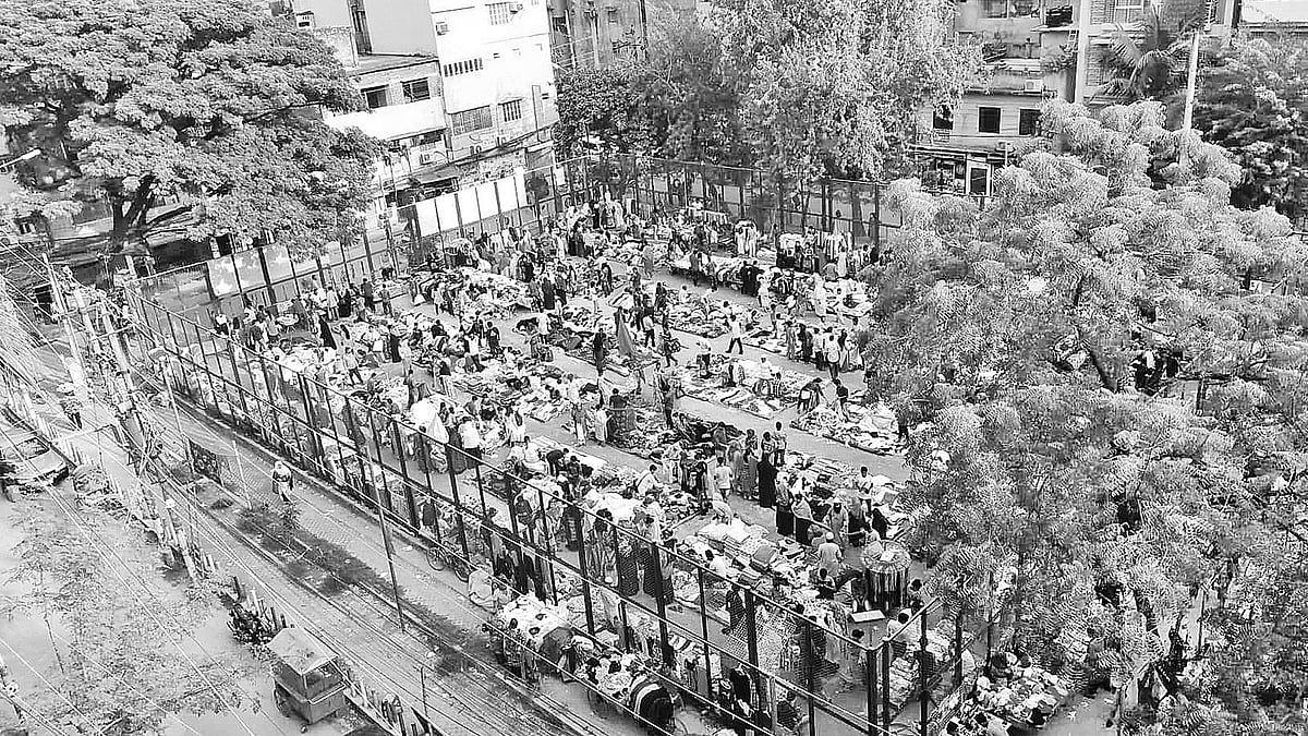 মোহাম্মদপুরের জাকির হোসেন রোডসংলগ্ন খেলার মাঠে আবার বসেছে মেলা। মাত্র এক সপ্তাহ আগে মাঠ থেকে মেলা উচ্ছেদ করা হয়েছিল। গত বৃহস্পতিবারের ছবি।  প্রথম আলো