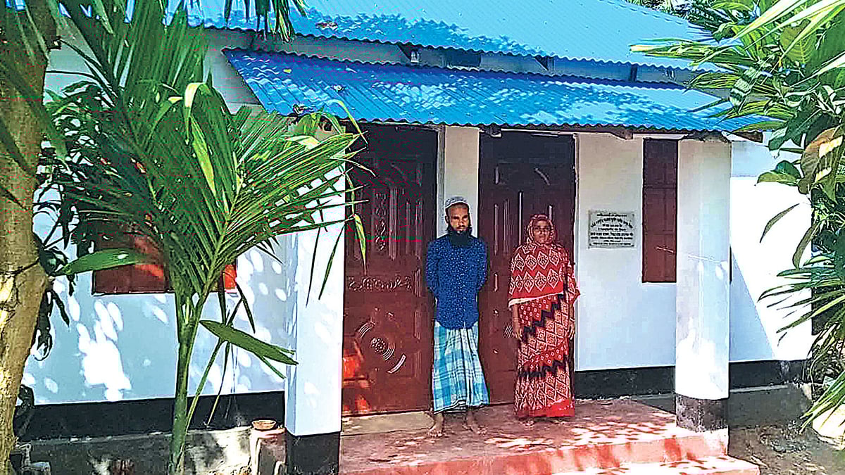 সরকারের কাছ থেকে পাওয়া বাড়ির সামনে দিনমজুর ফয়েজ ও তাঁর স্ত্রী। সম্প্রতি উখিয়ার হালুকিয়া গ্রামে। প্রথম আলো