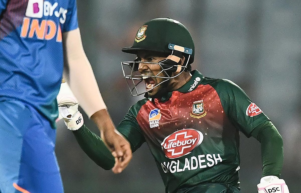 ম্যাচের নায়ক হয়েও সঙ্গীদের ভোলেননি মুশফিক। ছবি: এএফপি